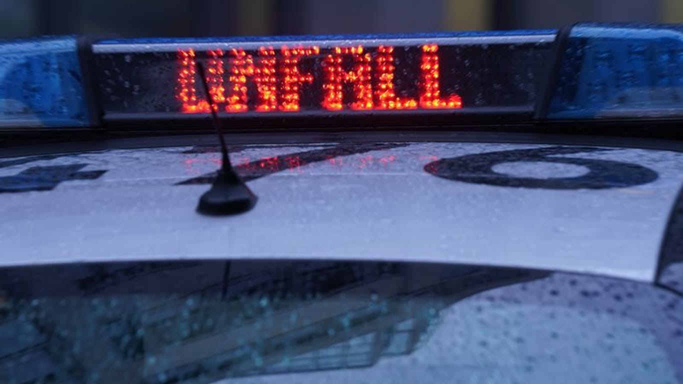 Ein Polizeiwagen steht an einer Unfallstelle. Fünf Menschen sind bei einem Autounfall auf dem Berliner Ring im Landkreis Havelland zum Teil schwer verletzt worden.