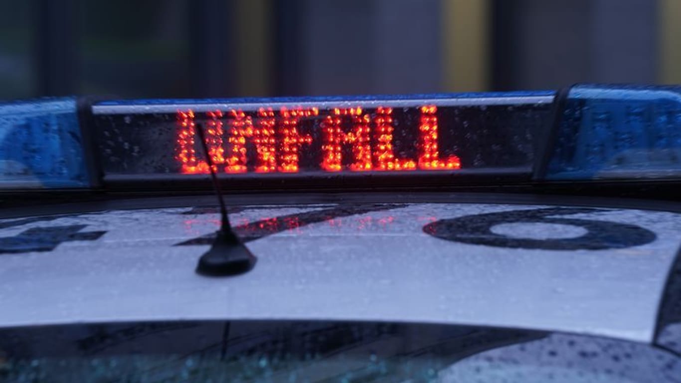 Ein Polizeiwagen steht an einer Unfallstelle. Fünf Menschen sind bei einem Autounfall auf dem Berliner Ring im Landkreis Havelland zum Teil schwer verletzt worden.