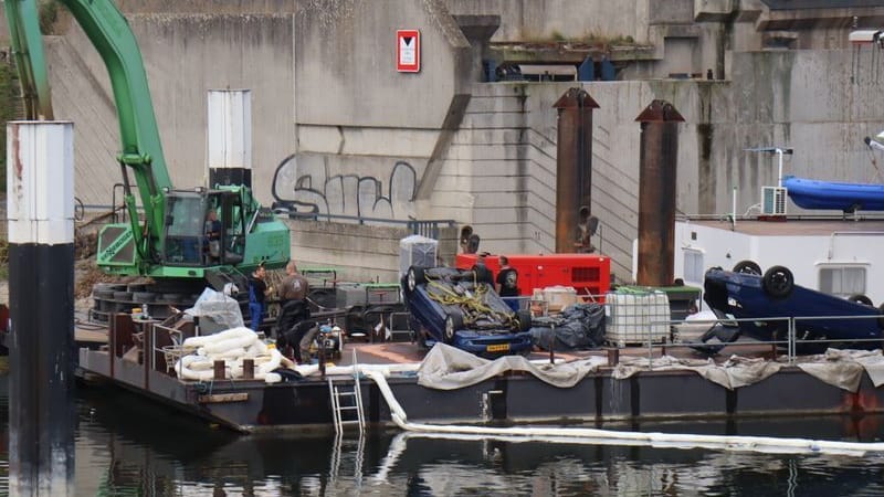 Ein Binnenschiff ist mit einer Klappbrücke kollidiert: Dabei wurde das Führerhaus abgerissen.