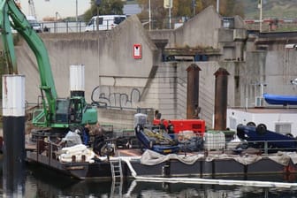 Ein Binnenschiff ist mit einer Klappbrücke kollidiert: Dabei wurde das Führerhaus abgerissen.