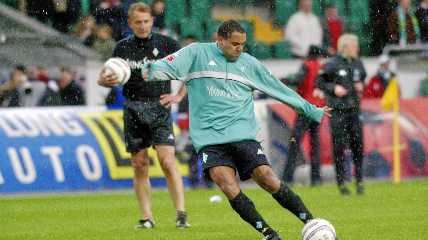 Ailton schießt sich vor einem Spiel warm (Archivbild): Im Hintergrund verfolgt Dieter Burdenski den Werder-Stürmer.