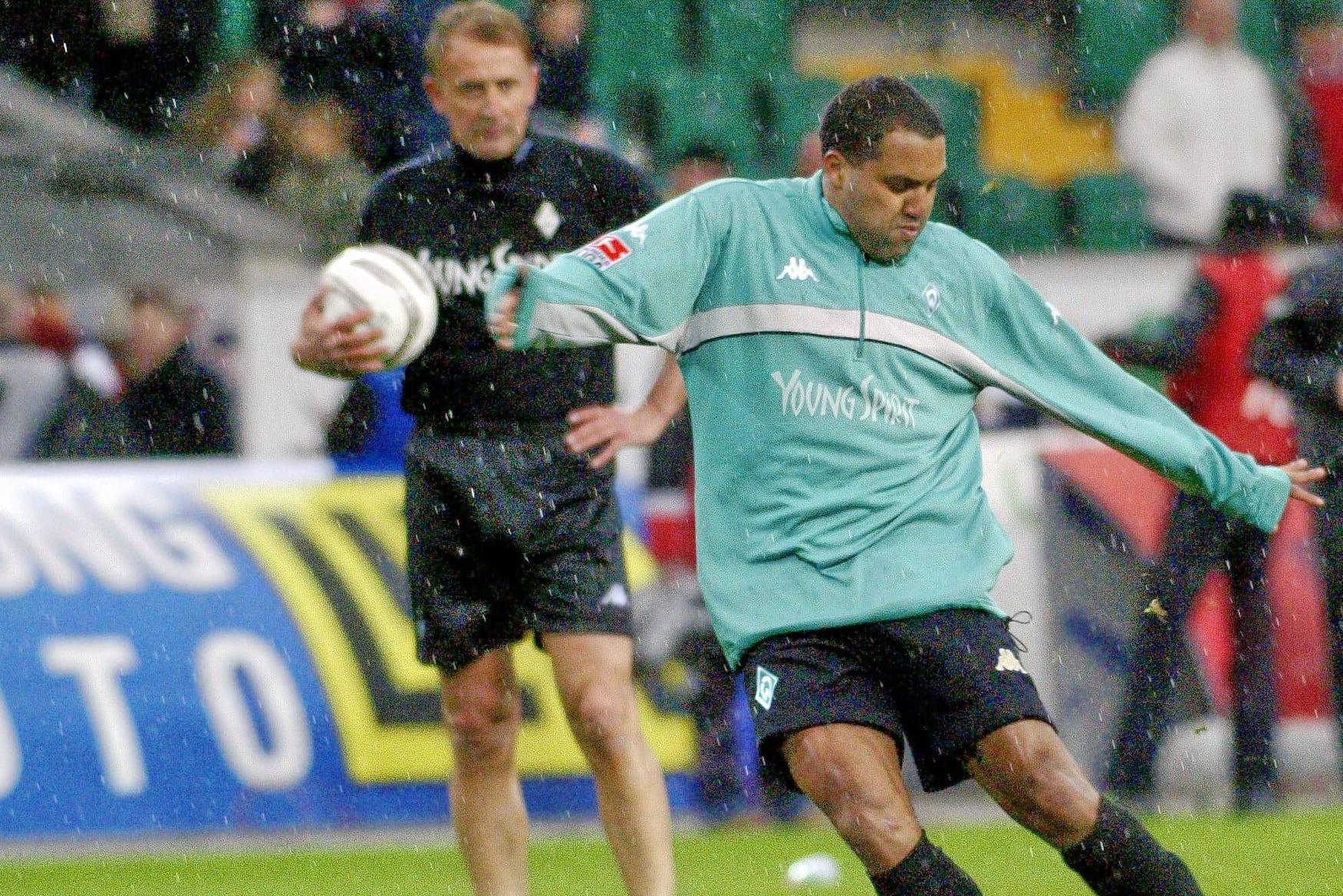 Ailton schießt sich vor einem Spiel warm (Archivbild): Im Hintergrund verfolgt Dieter Burdenski den Werder-Stürmer.