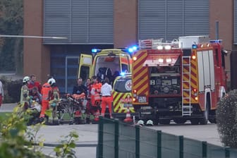 Rettungskräfte kümmern sich um die Verletzten: Zwei Menschen wurden mit Rettungshubschraubern nach Leipzig und Halle geflogen.