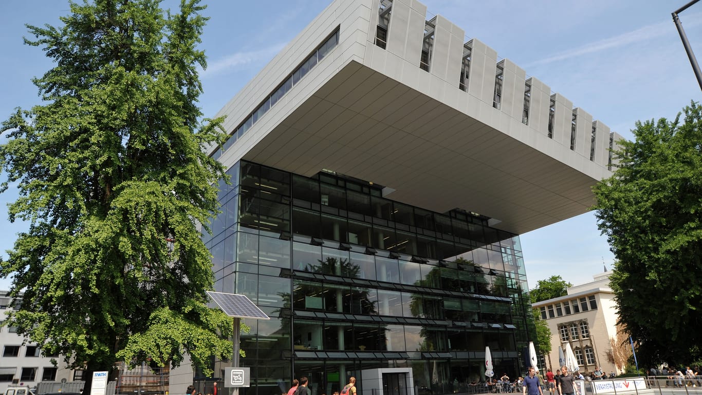 Das Super C auf dem RWTH Campus (Symbolbild): Nach der Physikhalle könnten jetzt auch weitere Gebäude von Sperrungen betroffen sein.