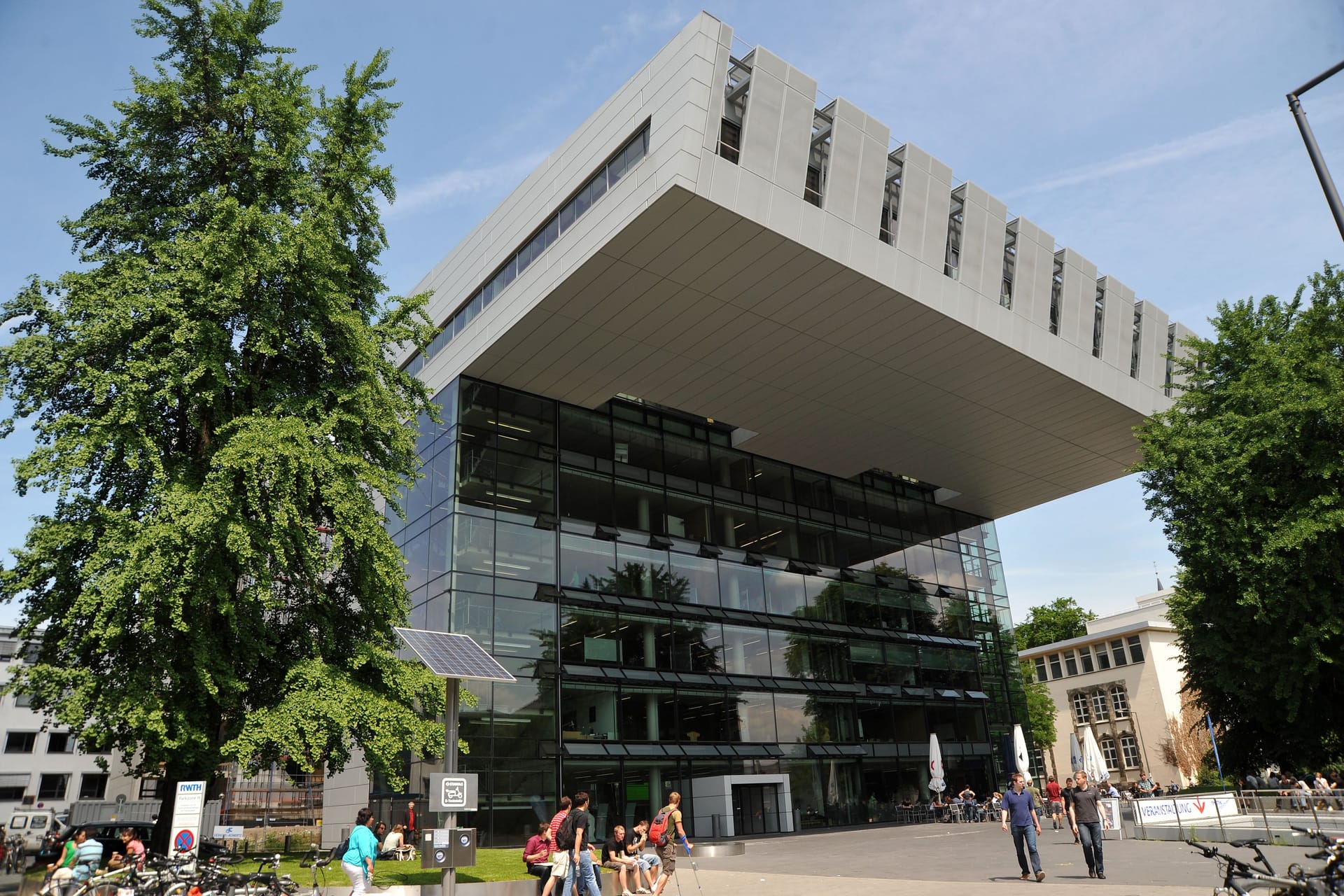 Das Super C auf dem RWTH Campus (Symbolbild): Nach der Physikhalle könnten jetzt auch weitere Gebäude von Sperrungen betroffen sein.