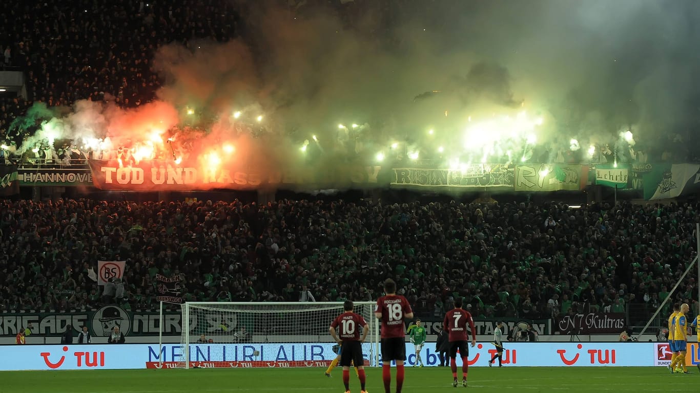 Szenen aus dem Niedersachsenderby in Hannover 2013: Der Einsatz von Pyrotechnik ist bei der Partie zwischen 96 und der Eintracht keine Neuheit.