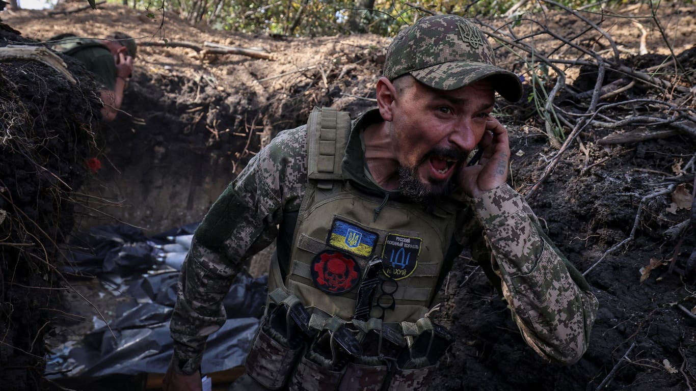 Ukrainischer Soldat sucht Schutz vor russischem Angriff an der Front bei Pokrowsk.