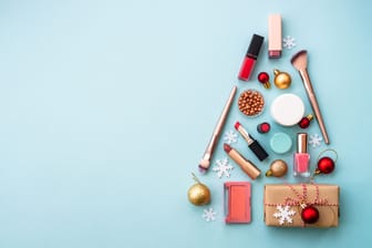 Wir zeigen Ihnen die besten Beauty-Adventskalender bekannter Marken im Überblick.