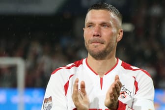 Lukas Podolski (im Trikot): Er hat sich in Köln verabschiedet.