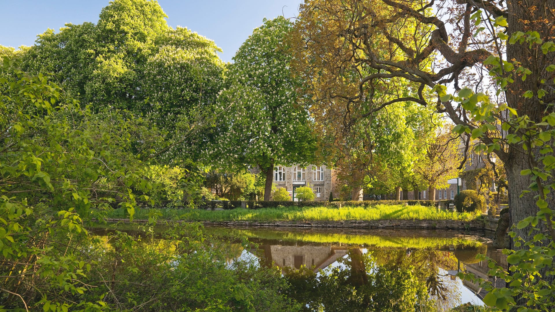 Schlosspark in Bückeburg mit Blick auf die Hofreitschule: Der Schlosspark ist im englischen Stil gehalten.