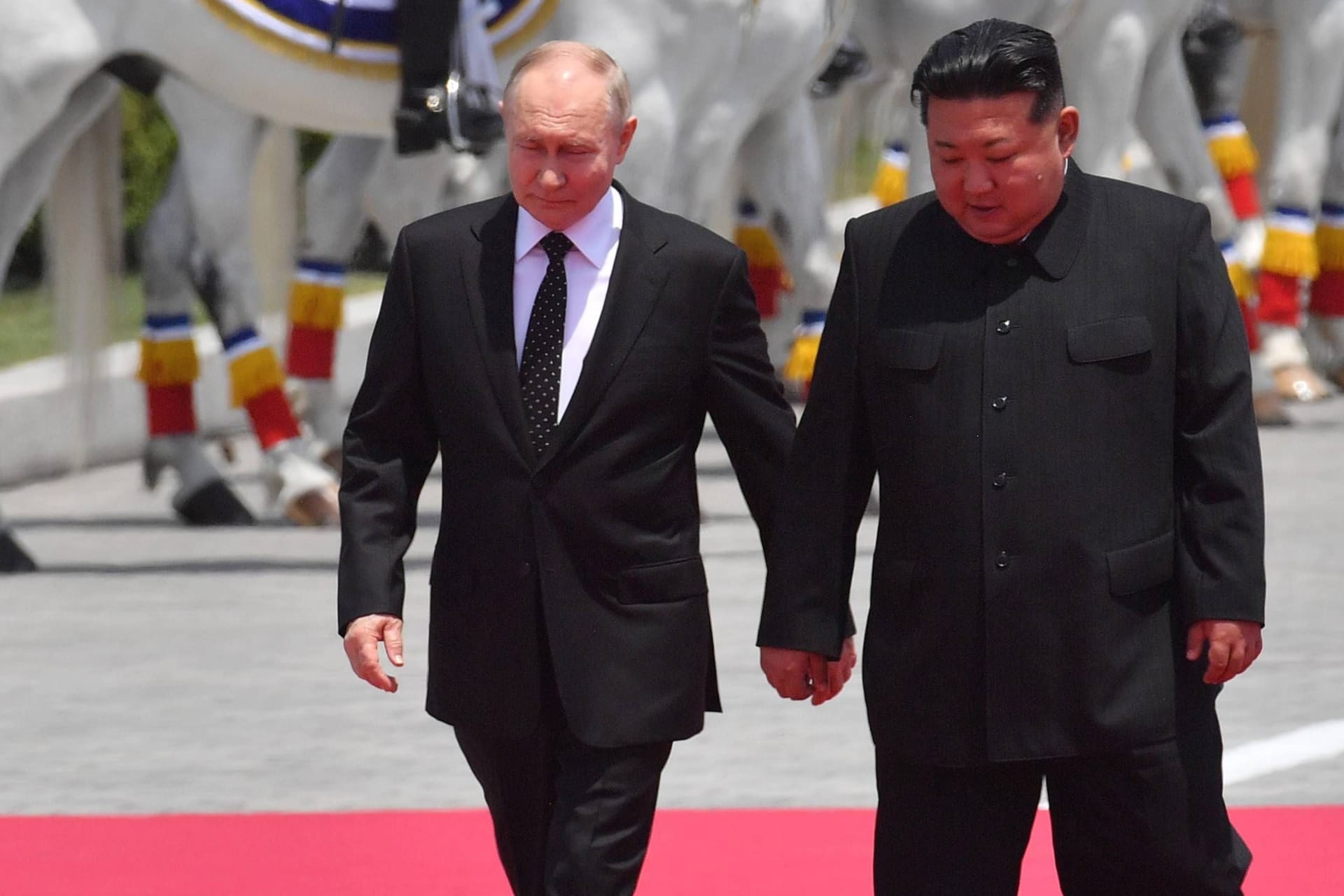 Putin und Kim Hand in Hand in Pjöngjang (Archiv): Im Juni unterzeichneten beide Länder ein Hilfsabkommen.