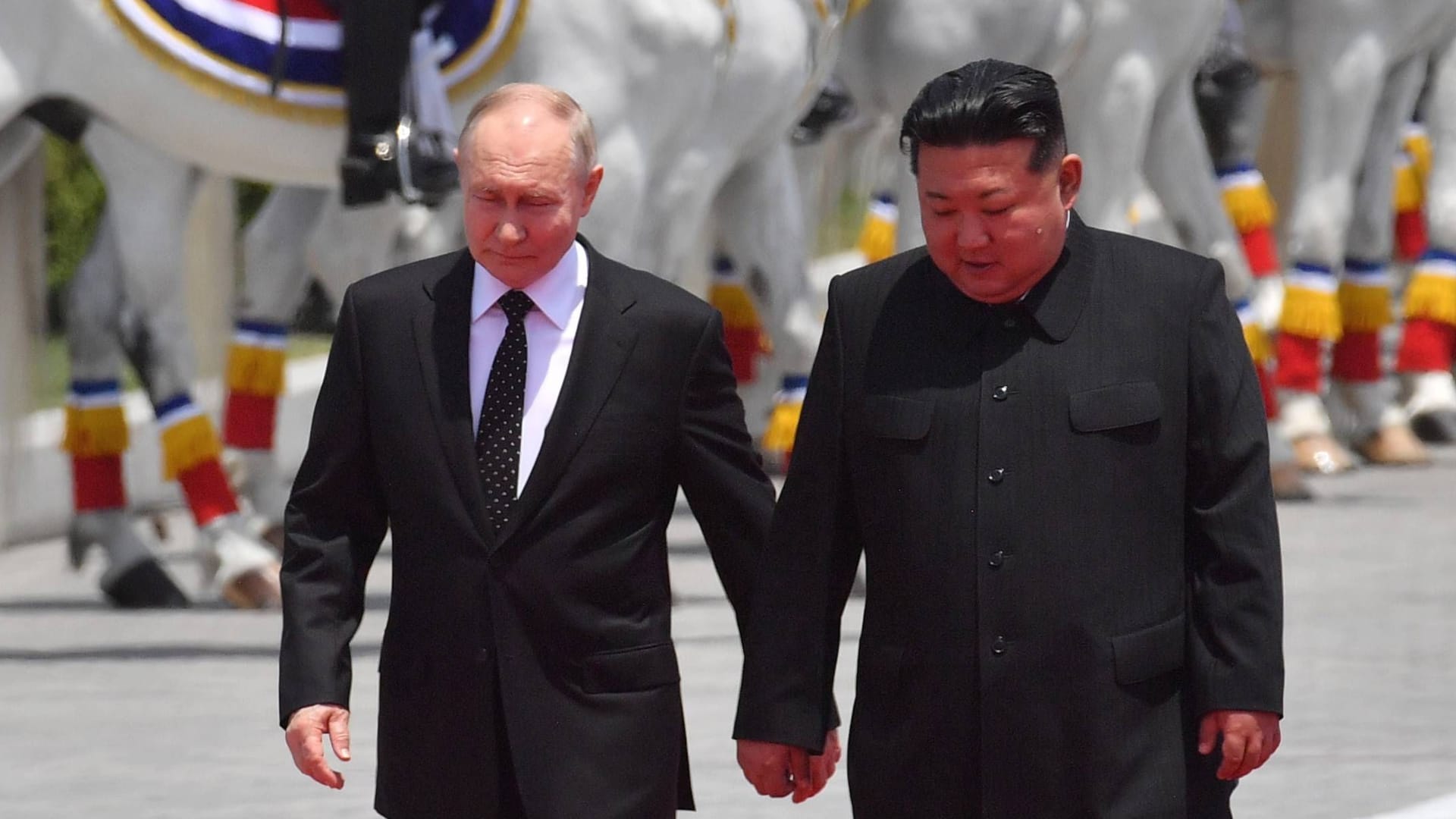 Putin und Kim Hand in Hand in Pjöngjang (Archiv): Im Juni unterzeichneten beide Länder ein Hilfsabkommen.