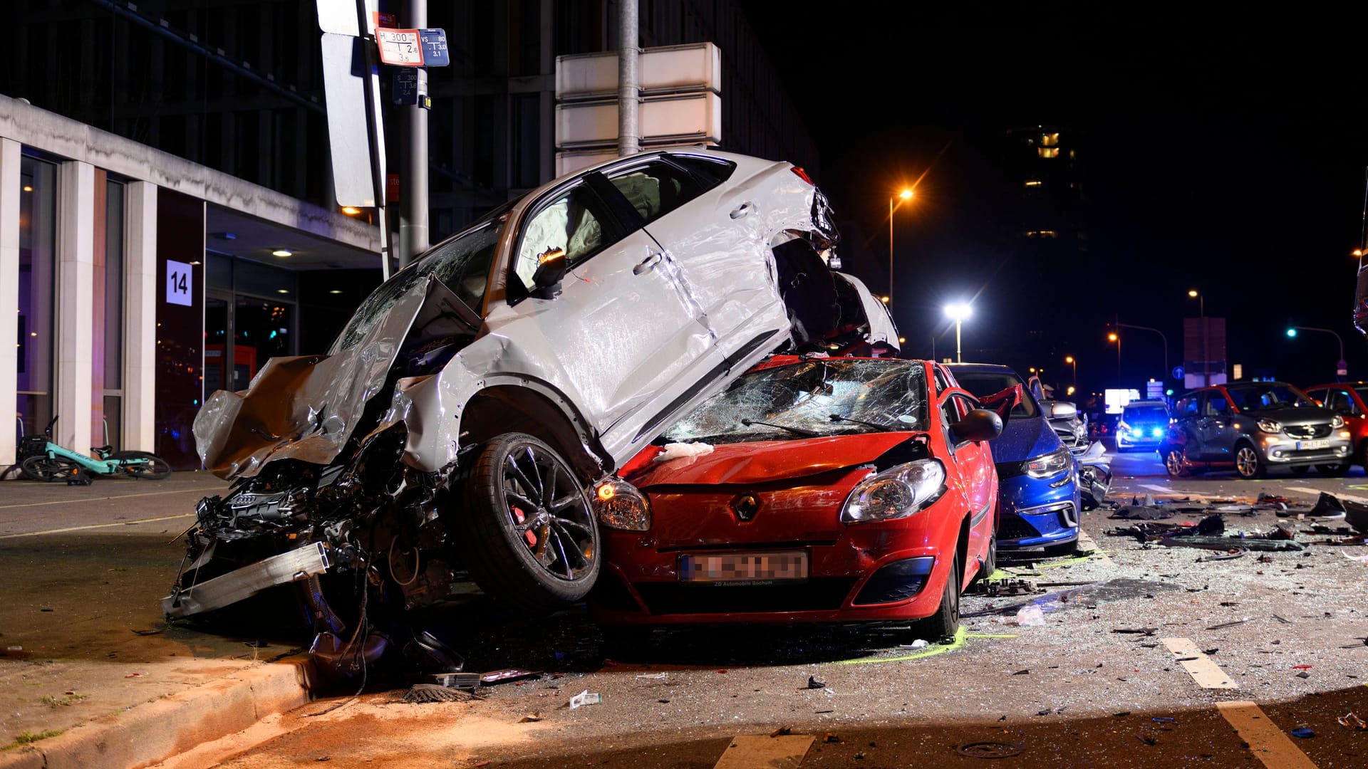 Trümmerfeld mitten in Köln-Deutz: Zehn demolierte Autos, 14 Verletzte, so die vorläufige Bilanz eines Unfalls nahe der Lanxess-Arena. Nach dem Massen-Crash wurde der mutmaßliche Unfallverursacher 28 festgenommen. Es handelt sich um einen Mann aus Katar, der eine rote Ampel ignoriert haben soll. Danach fuhr sein SUV Q3 auf mehrere wartende Autos auf, hob ab und landete auf dem Dach eines roten Kleinwagens. Es laufen Ermittlungen wegen des Verdachts eines verbotenen Autorennens laut Polizei. Köln, 18.08.2023 NRW Deutschland *** Debris field in the middle of Cologne Deutz Ten demolished cars, 14 injured - the preliminary results of an accident near the Lanxess Arena After the mass crash, the man suspected of causing the accident was a Copyright: xAlexanderxFranzx