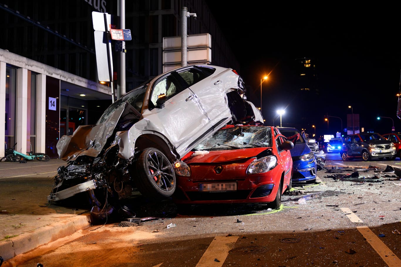 Trümmerfeld mitten in Köln-Deutz: Zehn demolierte Autos, 14 Verletzte, so die vorläufige Bilanz eines Unfalls nahe der Lanxess-Arena. Nach dem Massen-Crash wurde der mutmaßliche Unfallverursacher 28 festgenommen. Es handelt sich um einen Mann aus Katar, der eine rote Ampel ignoriert haben soll. Danach fuhr sein SUV Q3 auf mehrere wartende Autos auf, hob ab und landete auf dem Dach eines roten Kleinwagens. Es laufen Ermittlungen wegen des Verdachts eines verbotenen Autorennens laut Polizei. Köln, 18.08.2023 NRW Deutschland *** Debris field in the middle of Cologne Deutz Ten demolished cars, 14 injured - the preliminary results of an accident near the Lanxess Arena After the mass crash, the man suspected of causing the accident was a Copyright: xAlexanderxFranzx