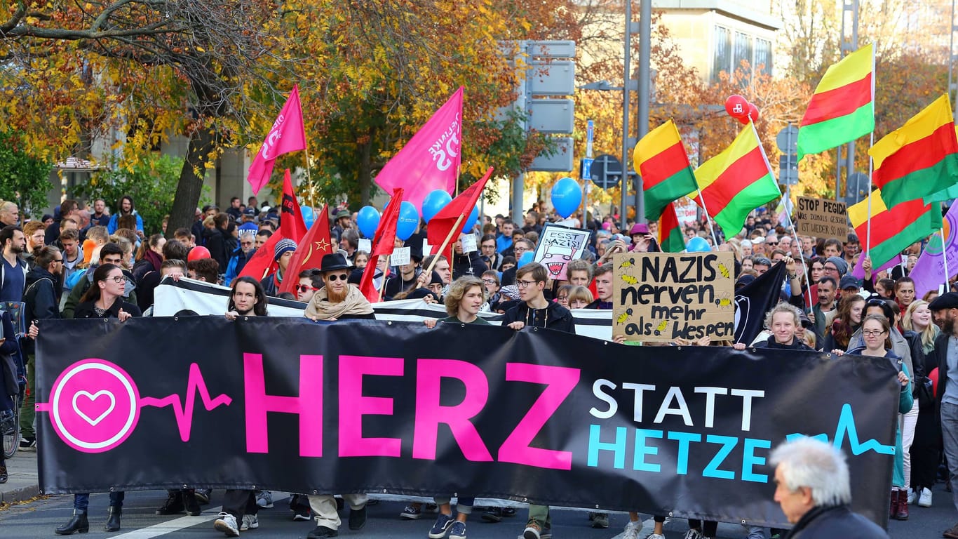 Eine Pegida-Gegendemo im Jahr 2018: In den vergangenen Jahren hat das Bündnis Herz statt Hetze immer wieder Versammlungen mit tausenden Teilnehmenden organisiert.