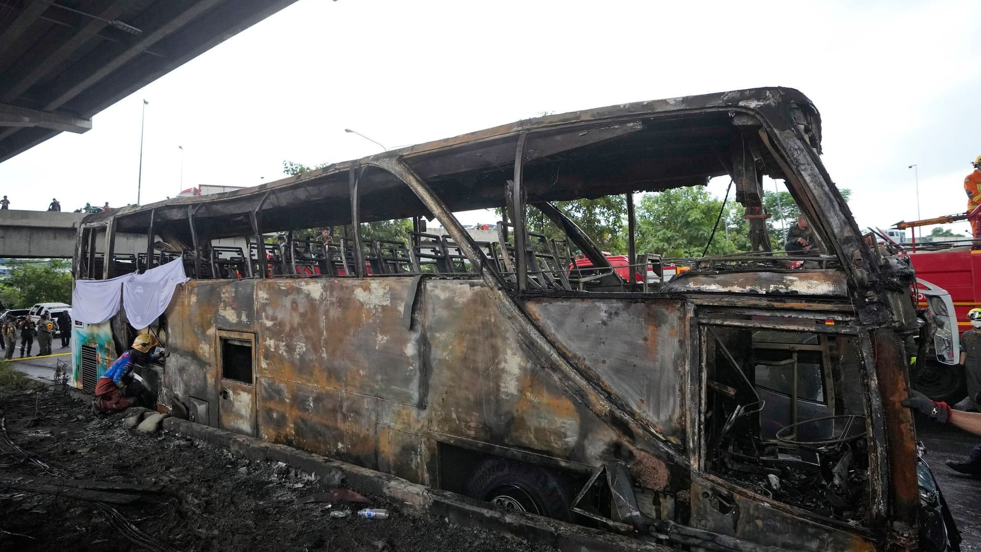 Thailand - Schulbus gerät in Brand