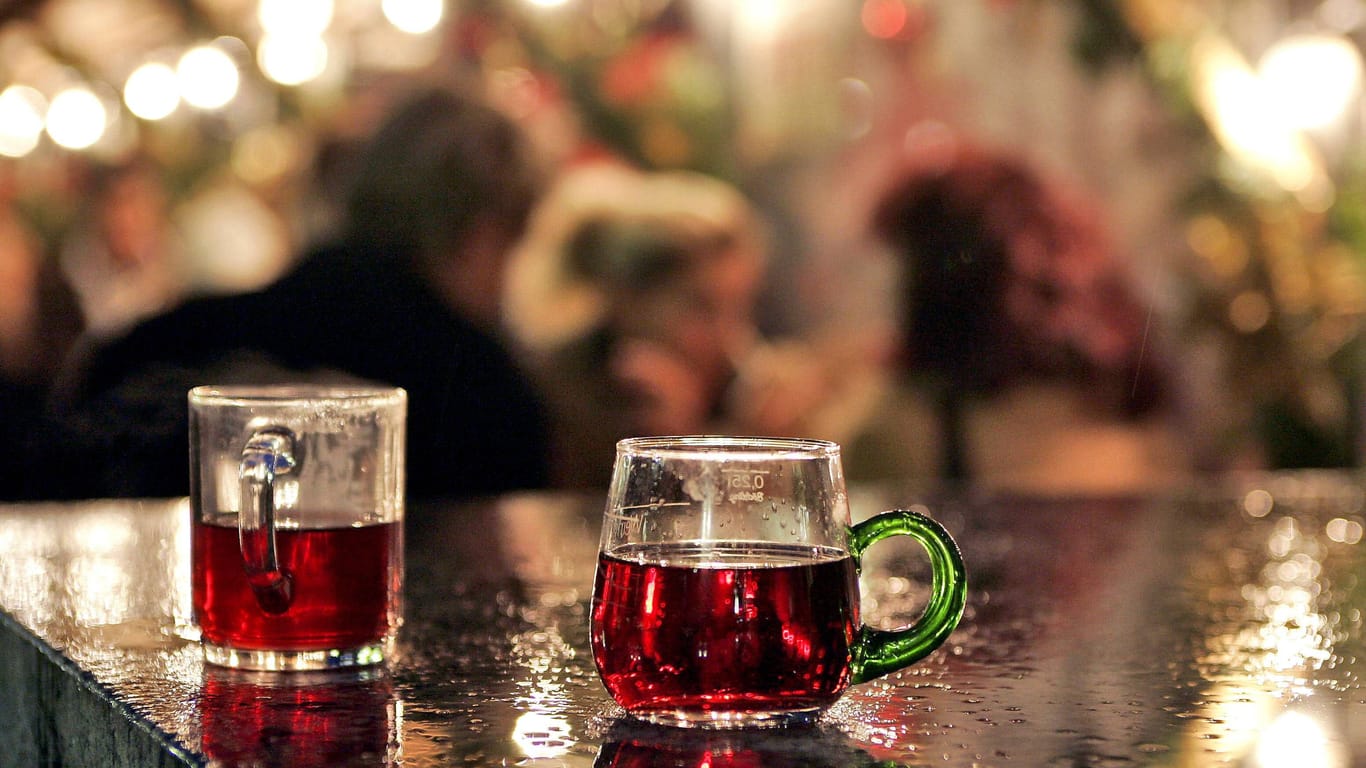 Glühweintassen auf einem Weihnachtsmarkt (Symbolfoto): Am 1. November wird in der Bar "Strandpauli" die Wintersaison eingeläutet.