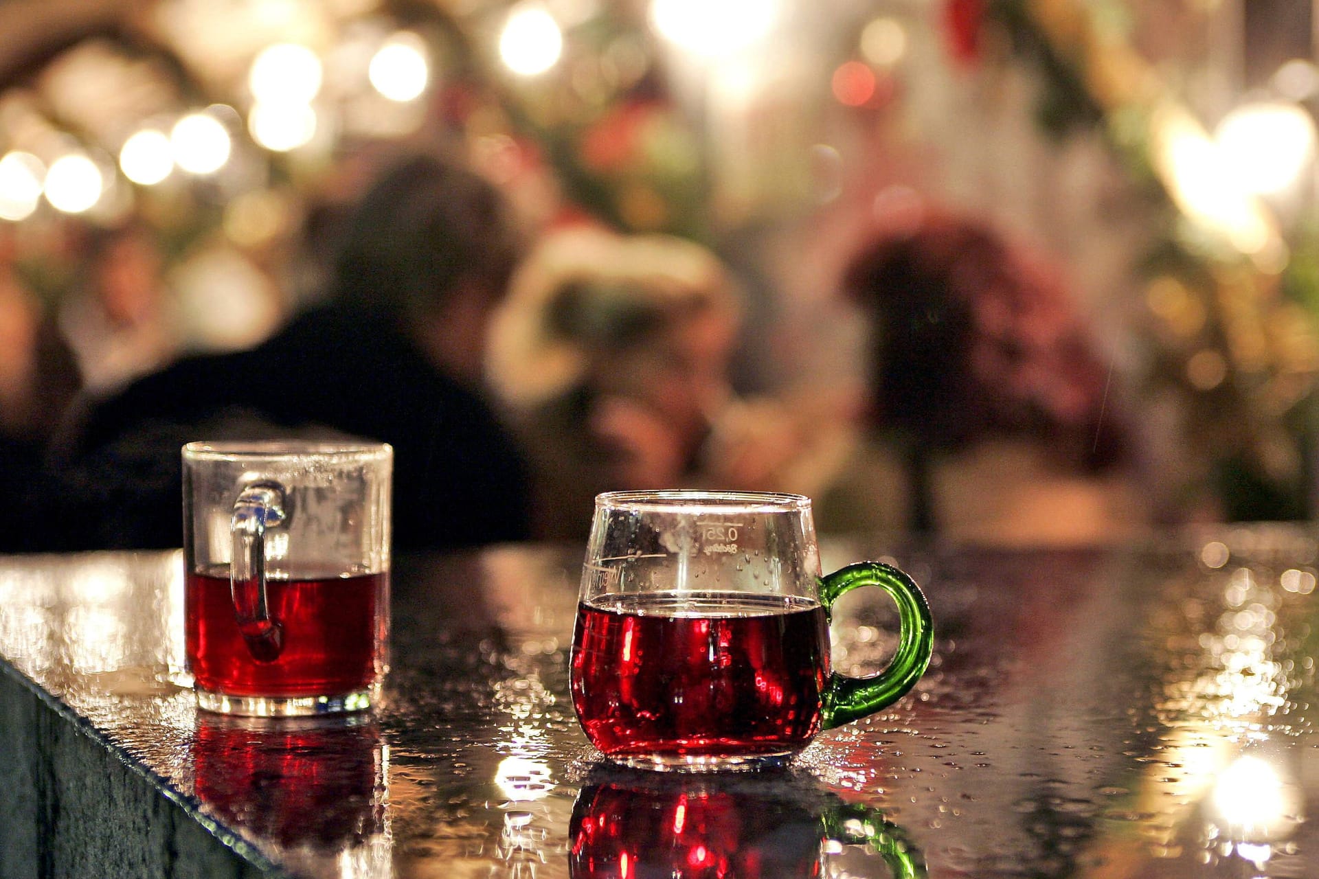 Glühweintassen auf einem Weihnachtsmarkt (Symbolfoto): Am 1. November wird in der Bar "Strandpauli" die Wintersaison eingeläutet.