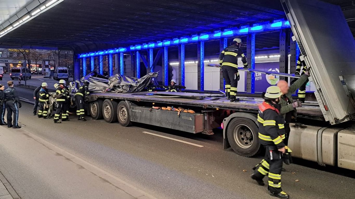 Der Fahrer des Lkw hatte offenbar die Höhe seines Fahrzeuges unterschätzt.