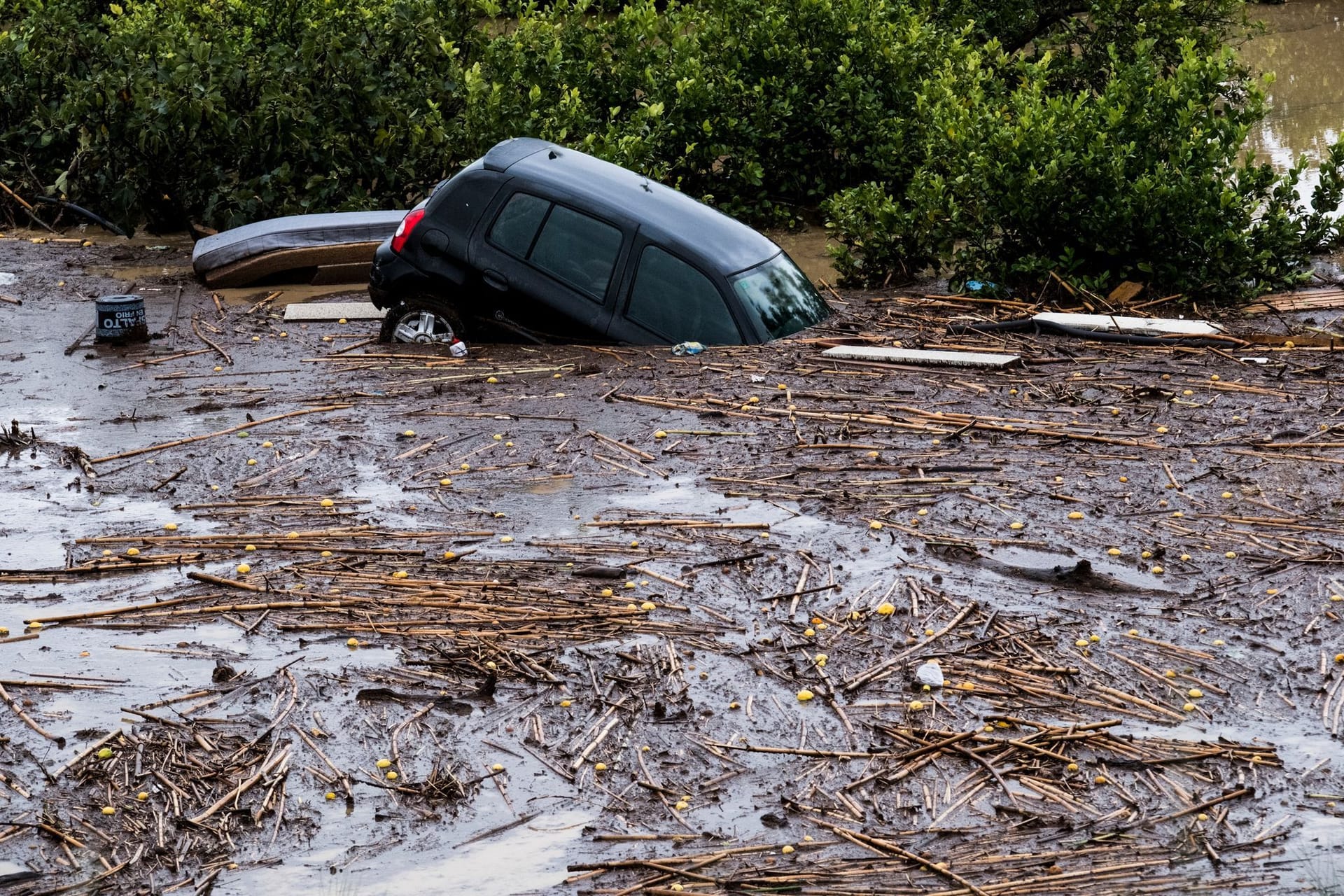 Autos werden von den Wassermassen weggeschwemmt, nachdem der Fluss in der Stadt Alora aufgrund heftiger Regenfälle über die Ufer getreten ist.