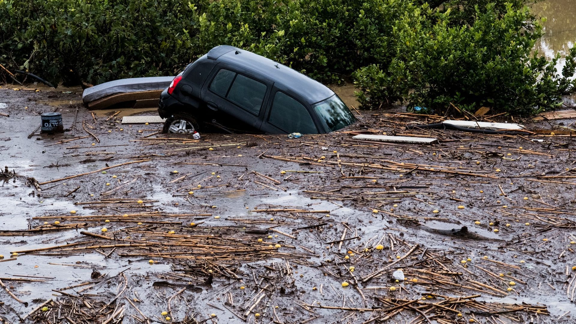 Autos werden von den Wassermassen weggeschwemmt, nachdem der Fluss in der Stadt Alora aufgrund heftiger Regenfälle über die Ufer getreten ist.