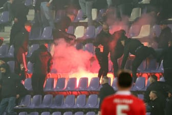 Unschöne Szene im Aue-Fanblock: Feuerwerk der Cottbuser Anhänger schlägt auf den Sitzplätzen ein.