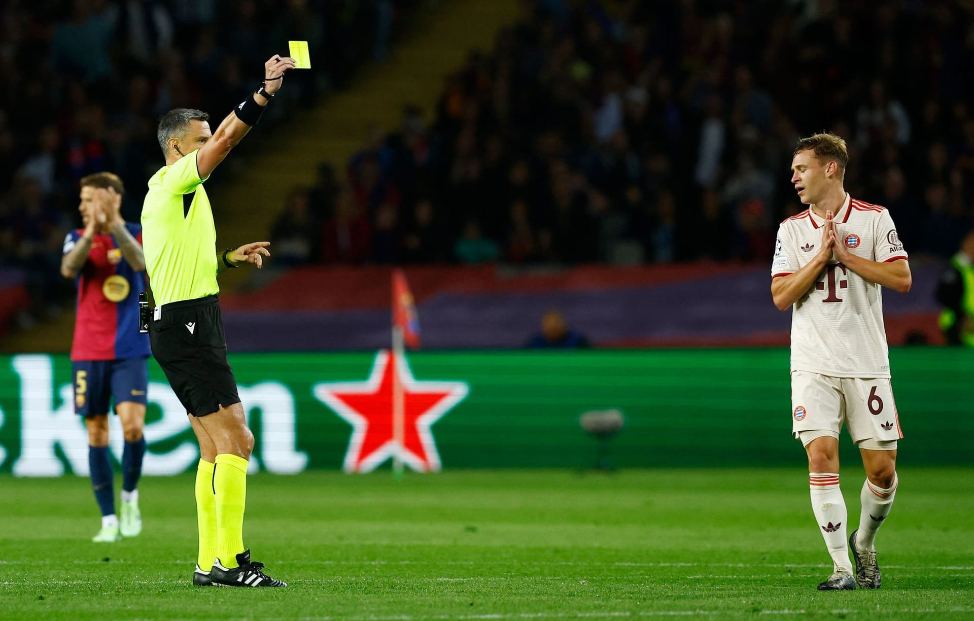 Joshua Kimmich: Ohne die aufgerückten Verteidiger war er beim 0:1 plötzlich letzter Mann und kam Raphinha dann nicht mehr hinterher. Konnte einen gefährlichen nur noch mit einem Foul stoppen und sah Gelb dafür (27.). Bekam das Spiel nicht unter Kontrolle. Note 5