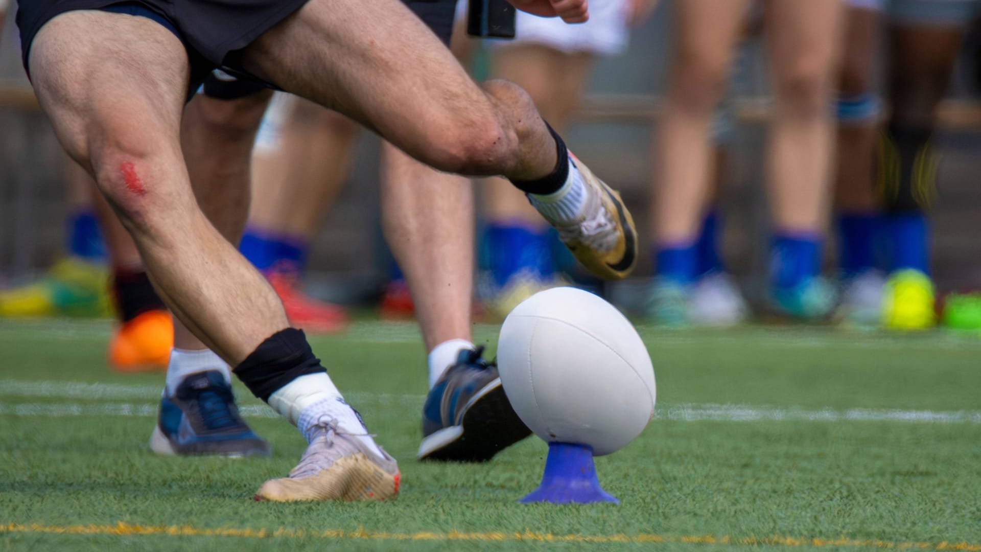 Eine Spielszene aus einem Rugbyspiel (Symbolbild): In England kam es im Rugbysport zu einem Fehlverhalten mit Folgen.