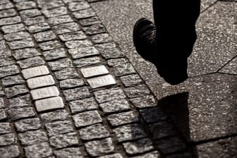 Stolpersteine (Symbolbild): In Zeitz haben unbekannte Täter sämtliche Gedenksteine entfernt.