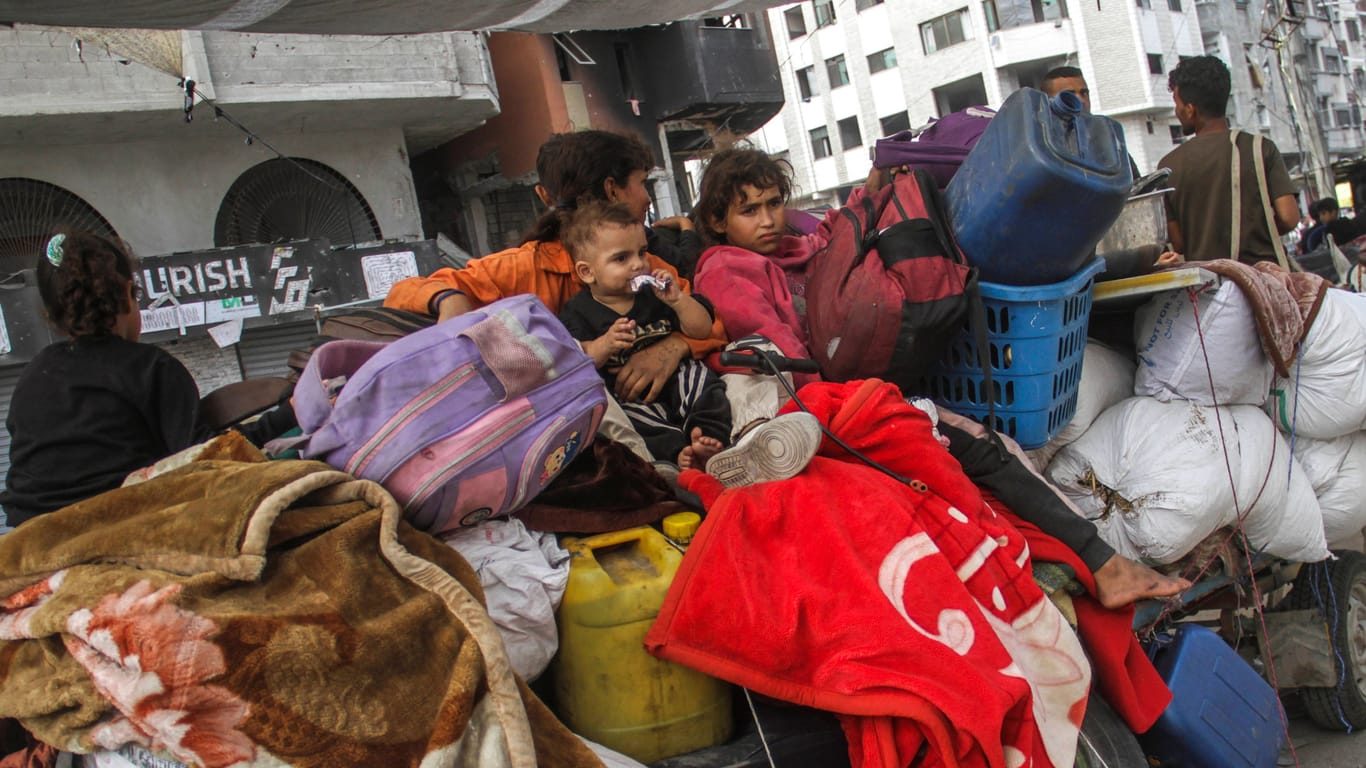 Palästinenser fliehen nach dem Angriff auf das Flüchtlingscamp Dschabalia.