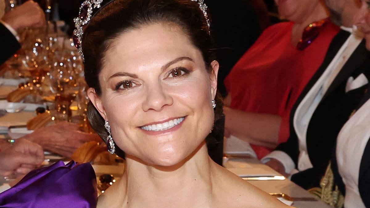 Strahlt elegant in Abendkleid neben ihren Eltern