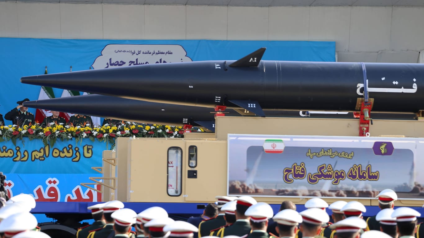 Die Fattah-1 bei der jährlichen Militärparade im Iran: Nun wurde die Rakete offenbar erstmals eingesetzt.