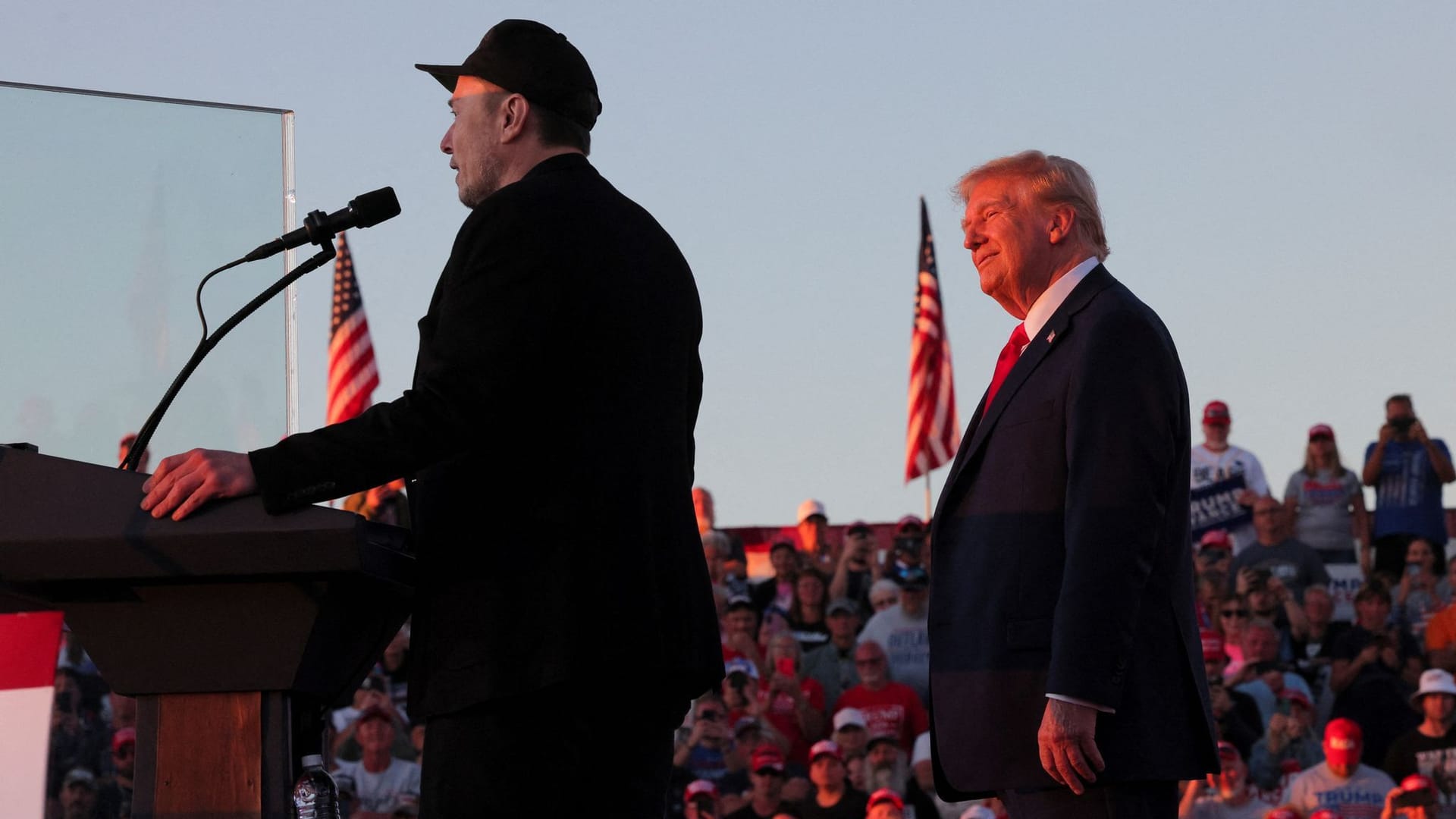 Elon Musk (l.) spricht bei einer Wahlveranstaltung für Donald Trump.