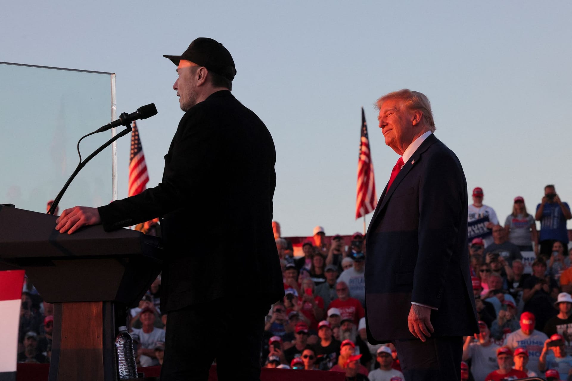 Elon Musk (l.) spricht bei einer Wahlveranstaltung für Donald Trump.