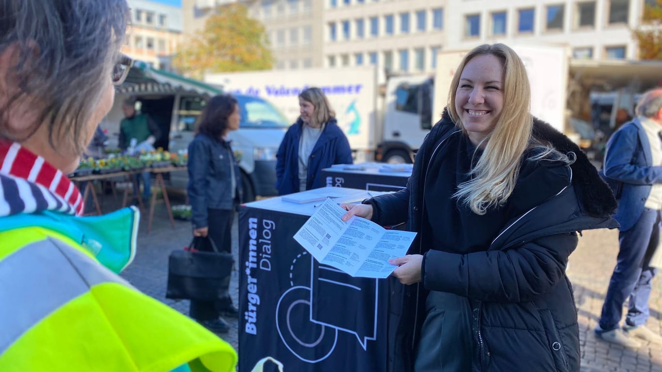 Sabrina Hoenen vom "Bürger*innen Dialog" hat ein offenes Ohr für die Sorgen und Ideen der Menschen.