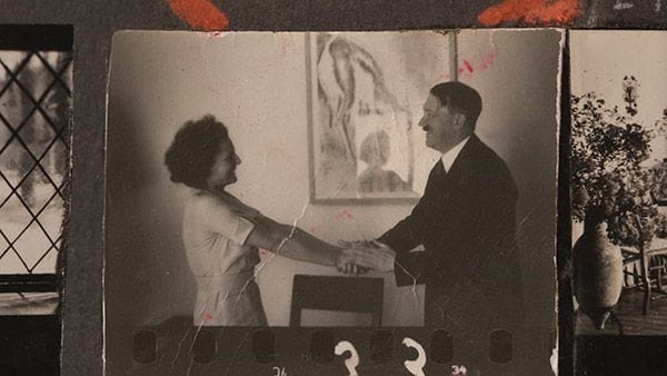 1937: Adolf Hitler besucht Leni Riefenstahl in ihrer Villa in Berlin-Dahlem. In "Riefenstahl" sind bisher unveröffentlichte Aufnahmen aus dem Privatarchiv der NS-Regisseurin zu sehen.