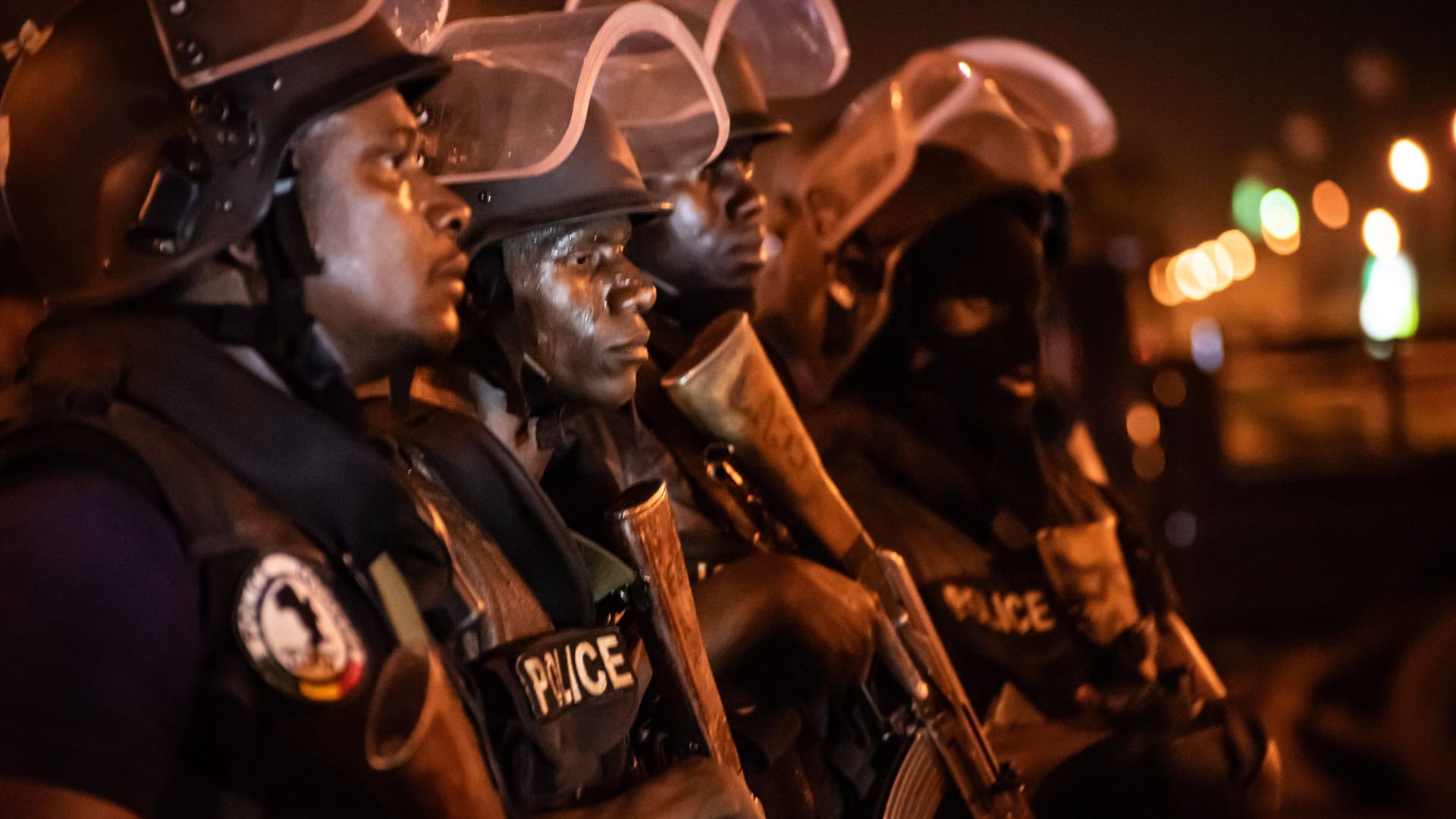 Polizisten in Malis Hauptstadt Bamako nach einer islamistischen Attacke 2016: Immer wieder greifen mit Al Kaida verbündete Gruppen von Mali aus im Nachbarland Burkina Faso an.