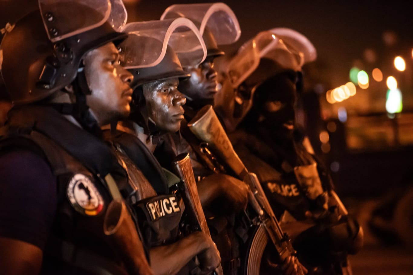 Polizisten in Malis Hauptstadt Bamako nach einer islamistischen Attacke 2016: Immer wieder greifen mit Al Kaida verbündete Gruppen von Mali aus im Nachbarland Burkina Faso an.