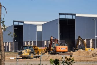 Grünheide: Beim Tesla-Werk haben sich Aktivisten den Anweisungen der Polizei widersetzt.