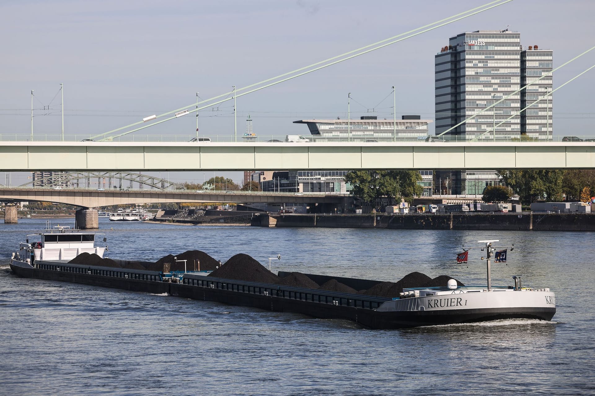 Kohlefrachter auf dem Rhein