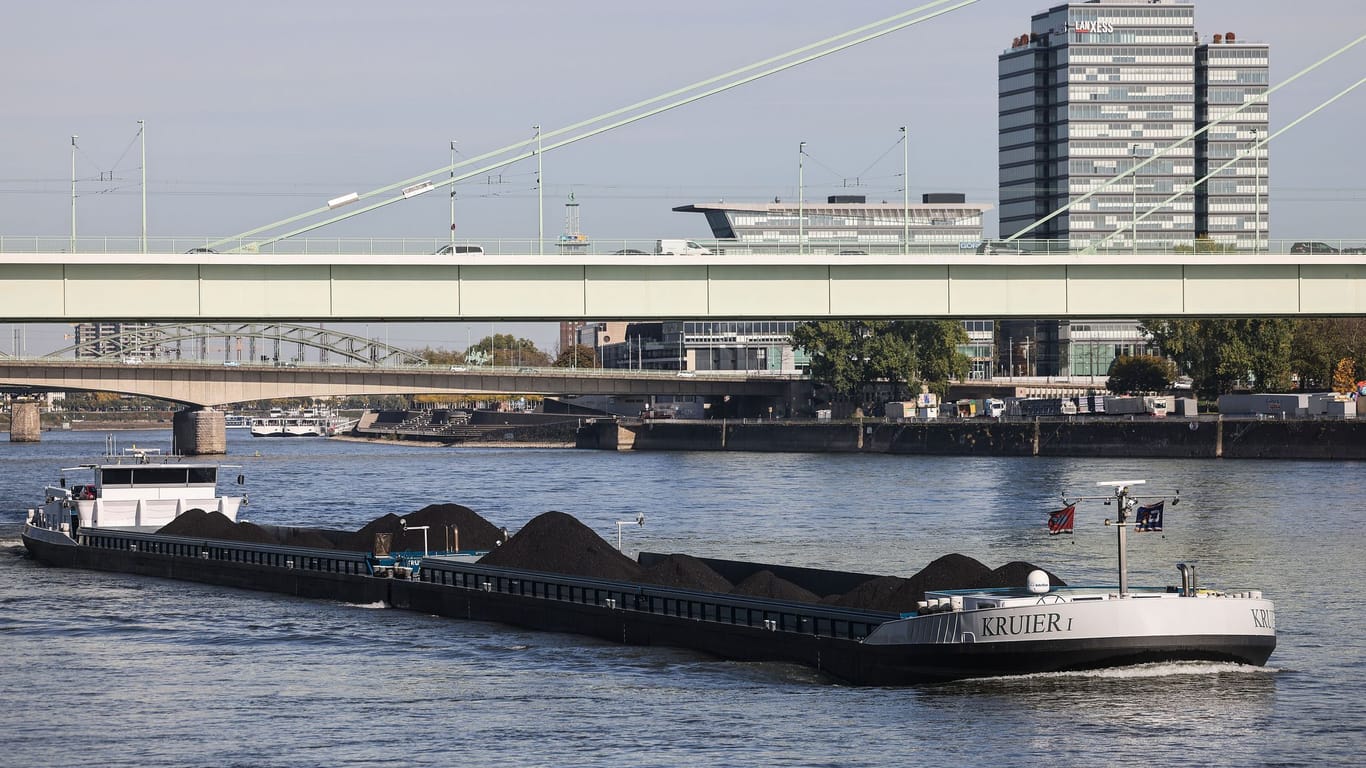 Kohlefrachter auf dem Rhein