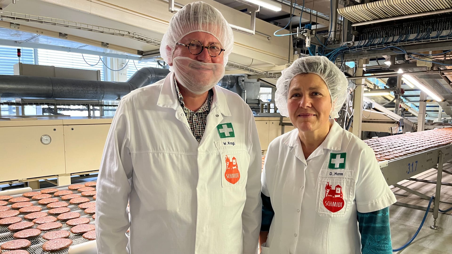 Bäckerin Dorothea Mann und Wolfgang Kragl, der Abteilungsleiter Verpackung, von Lebkuchen Schmidt: Sie arbeiten nicht nur mit Lebkuchen – sondern essen sie auch gerne.