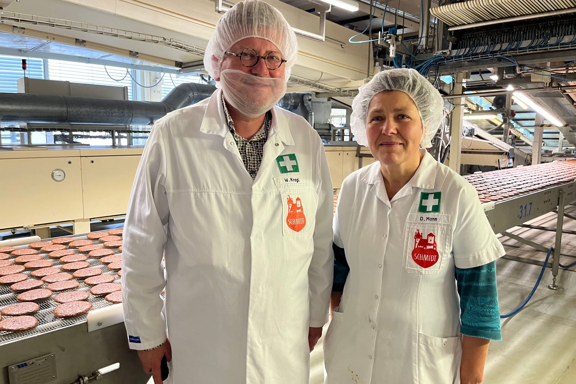 Bäckerin Dorothea Mann und Wolfgang Kragl, der Abteilungsleiter Verpackung, von Lebkuchen Schmidt: Sie arbeiten nicht nur mit Lebkuchen – sondern essen sie auch gerne.