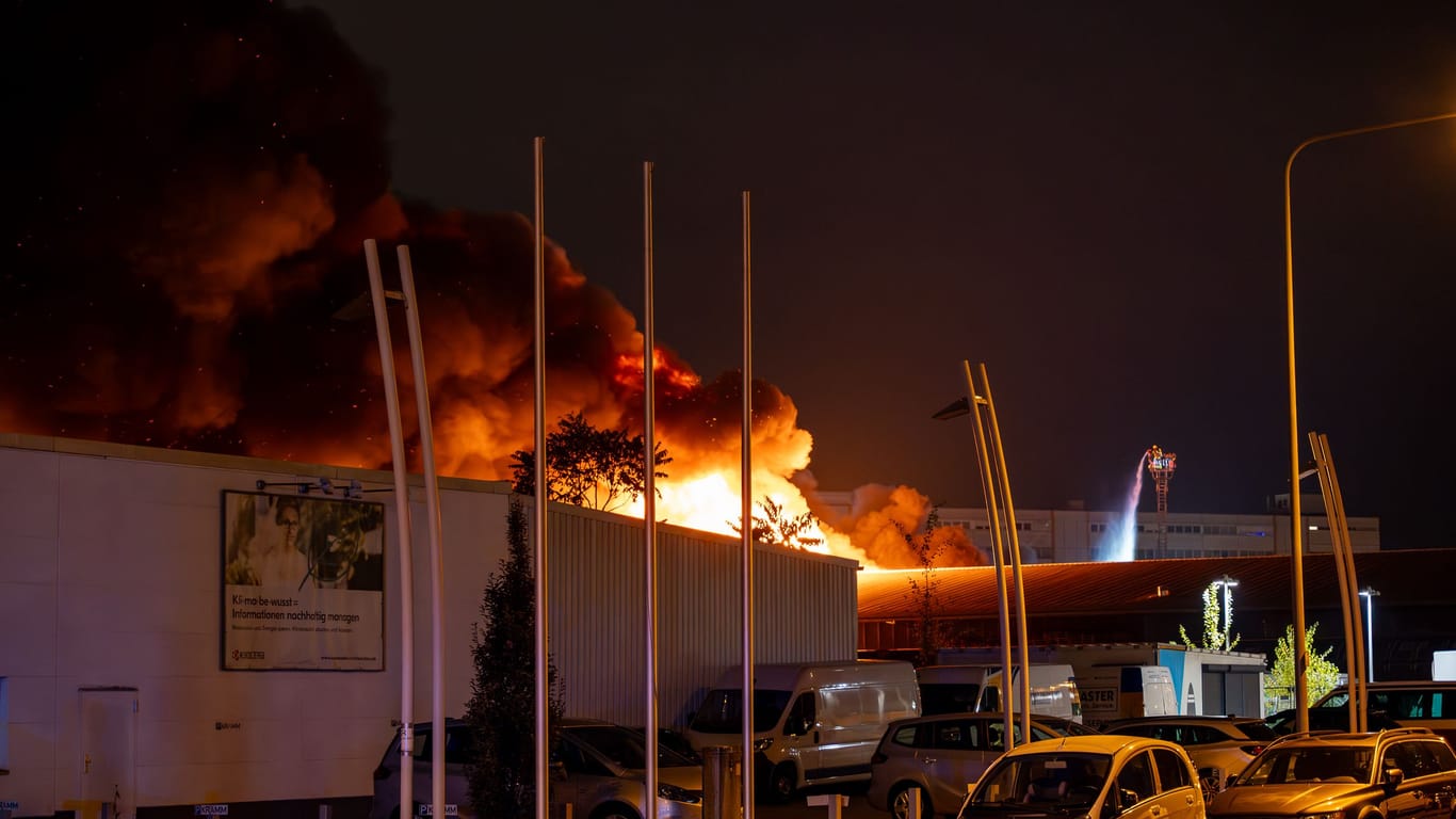 Flammen in Fechenheim: Die Feuerwehr war deshalb am Dienstagabend in dem Industriegebiet im Einsatz.