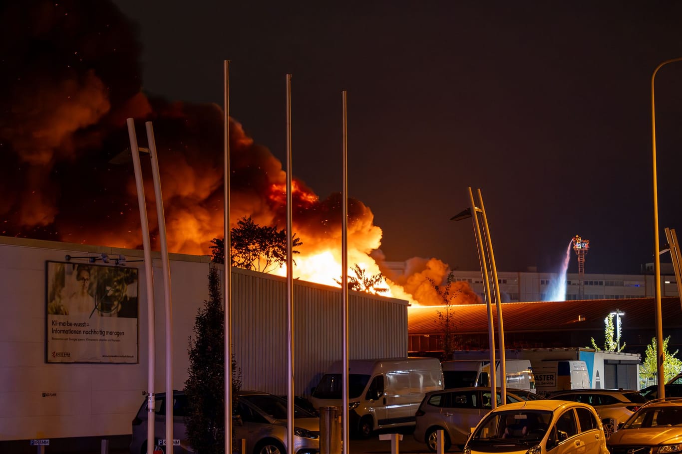 Flammen in Fechenheim: Die Feuerwehr war deshalb am Dienstagabend in dem Industriegebiet im Einsatz.