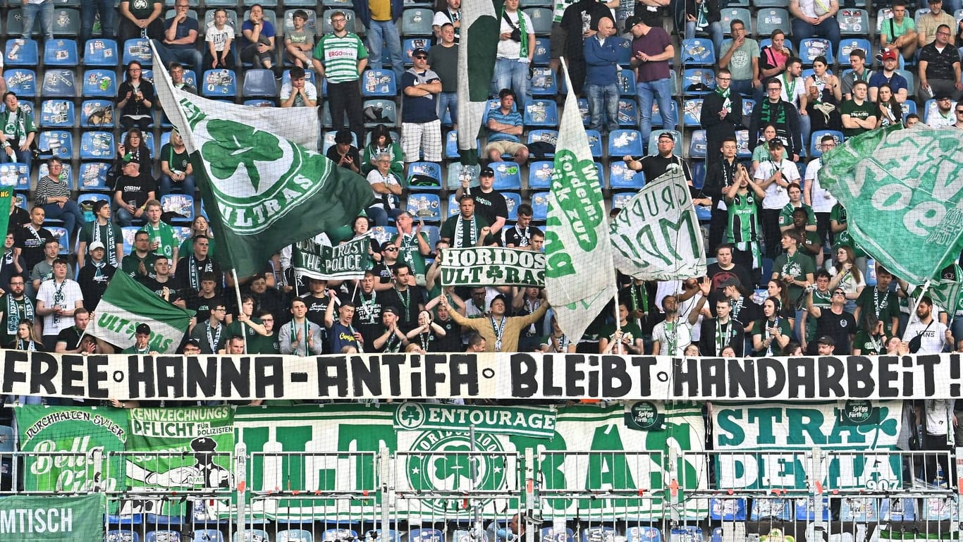 Fans der SpVgg Greuther Fürth solidarisieren sich bei einem Auswärtsspiel in Magdeburg mit der Verhafteten (Archivbild).