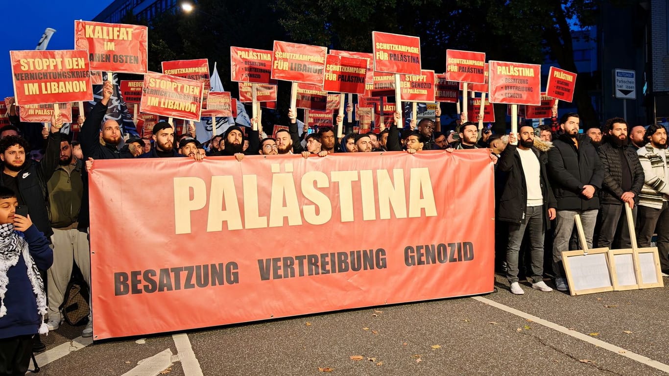 Mehr als 1.000 Menschen haben am Steindamm demonstriert: Aufgerufen hatte die extremistische Gruppe "Muslim Interaktiv".