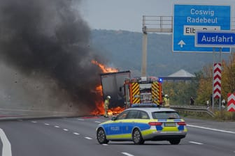 Am Montagnachmittag waren etwa 50 Einsatzkräfte auf der A4 Richtung Görlitz vor Ort: Der Lkw-Fahrer konnte sich rechtzeitig in Sicherheit bringen.