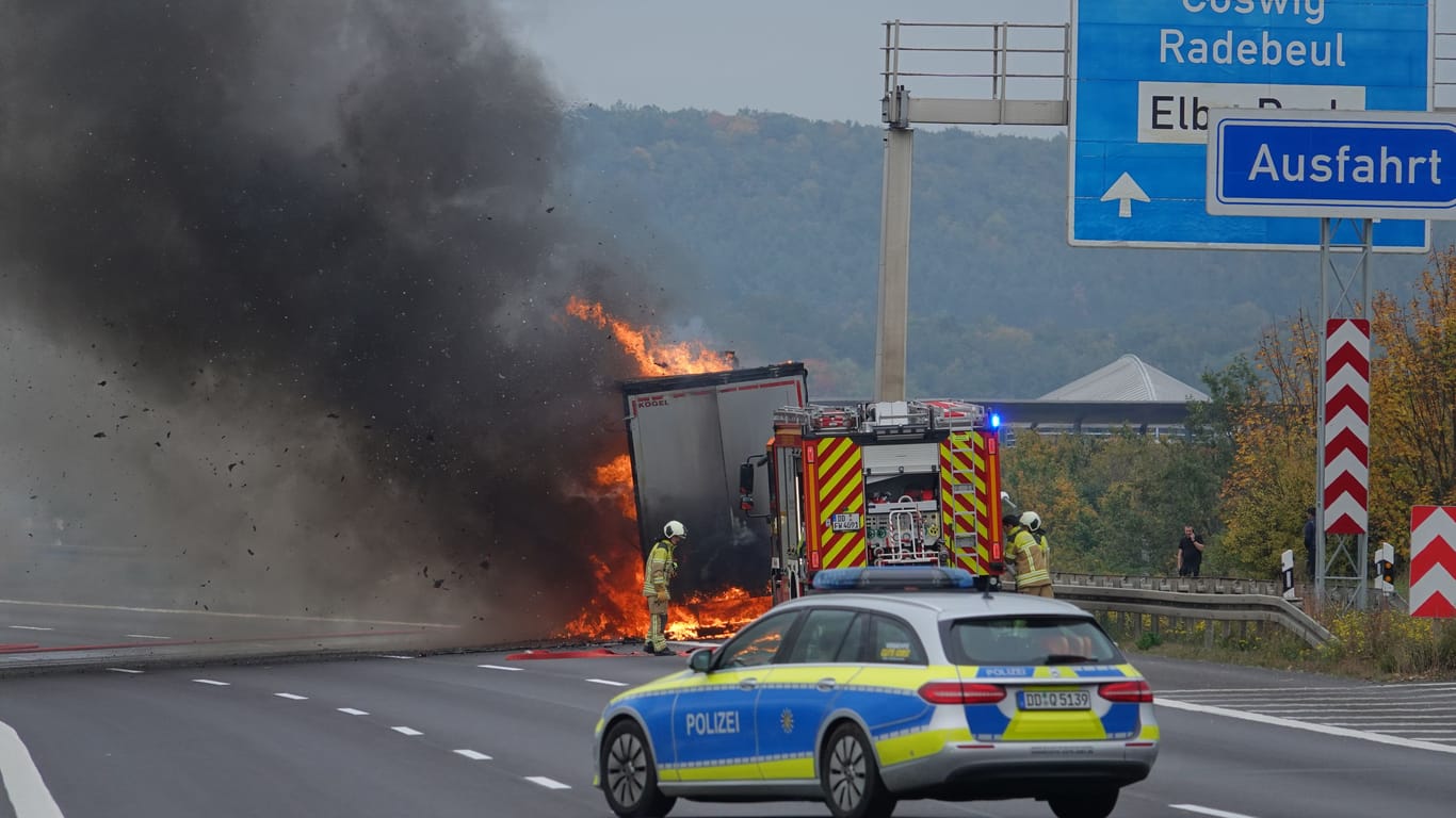 Am Montagnachmittag waren etwa 50 Einsatzkräfte auf der A4 Richtung Görlitz vor Ort: Der Lkw-Fahrer konnte sich rechtzeitig in Sicherheit bringen.