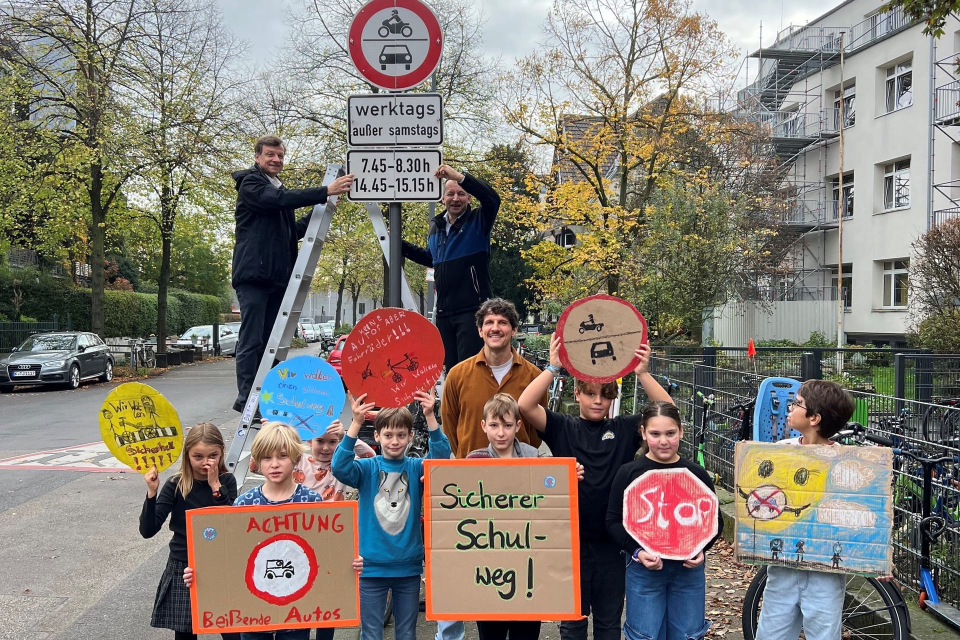 Die Straße zur Vincenz-Statz-Schule in der Lindenbornstraße in Ehrenfeld. Mit Schülenr der Vincenz-Statz-Schule und Vertretern der Stadt.